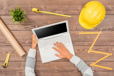 projede çalışan mimar