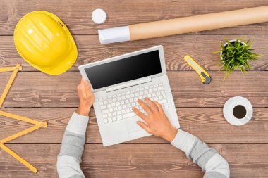 projede çalışan mimar