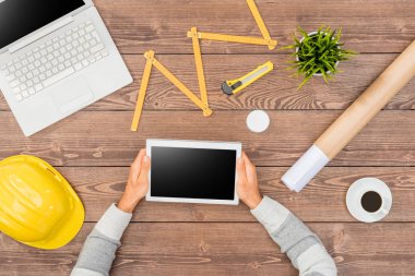 projede çalışan mimar