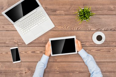 Tablet üzerinde çalışan iş adamı
