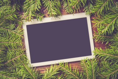 Beyaz dijital tablet ile Noel ağacı