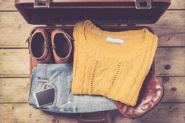 Casual Bayan giyim ile açık bavul