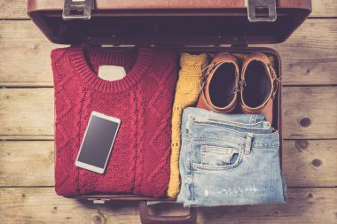 Casual Bayan giyim ile açık bavul