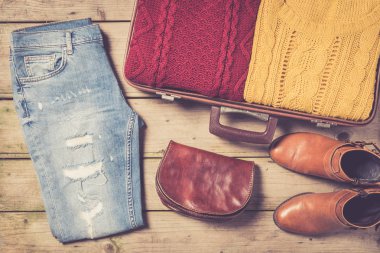 Casual Bayan giyim ile açık bavul