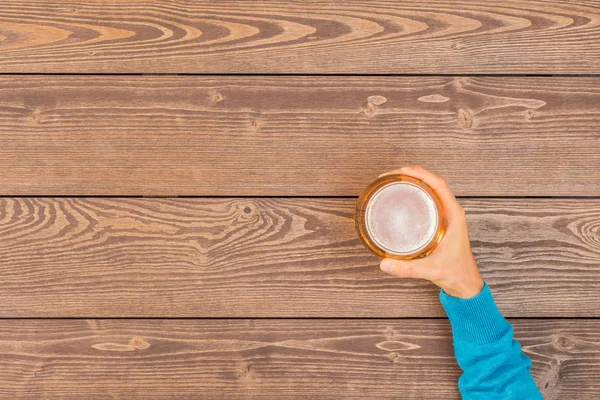 Mão Masculina Segurando Copo Cerveja Sobre Mesa Madeira — Fotografia de Stock