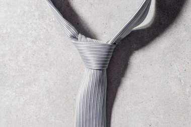 Gri taş zemin üzerine zarif kravat