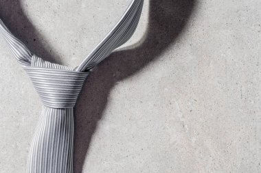 Gri taş zemin üzerine zarif kravat