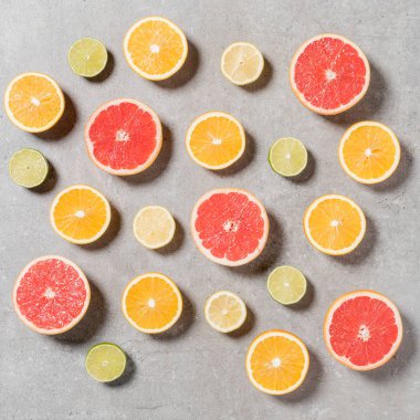 Meyve gri taş masanın üzerine dilimlenmiş