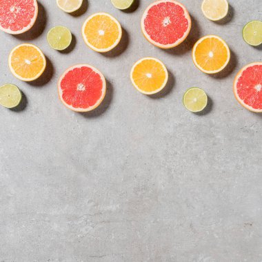 Meyve gri taş masanın üzerine dilimlenmiş