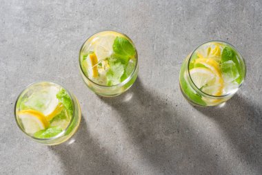 Limonata nane yaprakları ve buz gri taş tablo yenileme