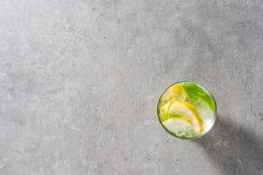 Limonata nane yaprakları ve buz gri taş tablo yenileme