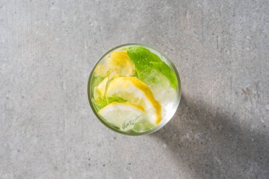 Limonata nane yaprakları ve buz gri taş tablo yenileme