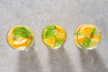 Portakal suyu nane yaprakları ve buz gri taş tablo yenileme