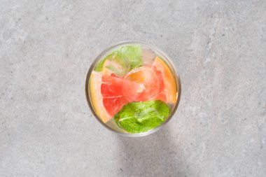 Ferahlatıcı greyfurt içeceği nane yaprakları ve buz gri taş tablo ile