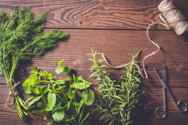 Eski ahşap masa taze otlar