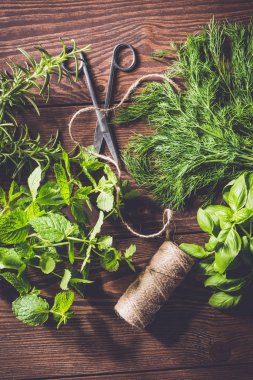 Eski ahşap masa taze otlar