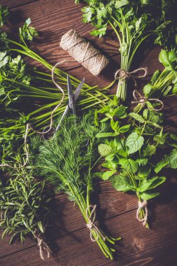 Eski ahşap masa taze otlar