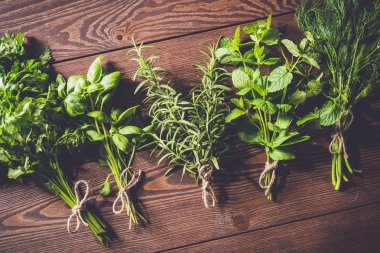 Eski ahşap masa taze otlar