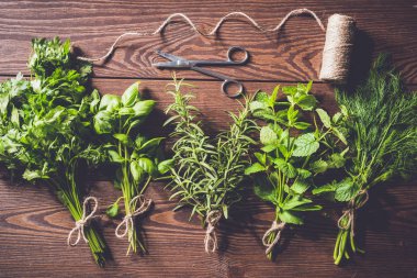 Eski ahşap masa taze otlar