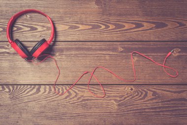 Eski bir ahşap masa üzerinde kulaklık