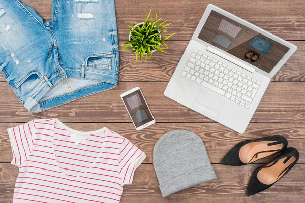 Concepto de compras en línea con ropa femenina casual — Foto de Stock