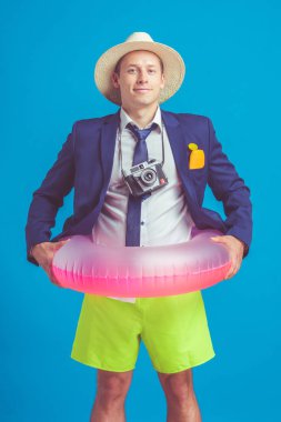 Plaj aksesuarları ile takım elbiseyle komik genç işadamı