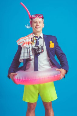Plaj aksesuarları ile takım elbiseyle komik genç işadamı