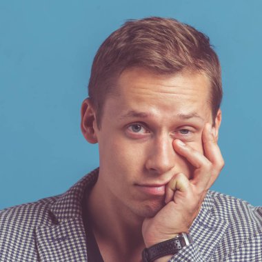 Duygusal yüz genç yakışıklı erkeklerle portresi