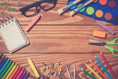 Ahşap masa üzerinde okul kavramı geri