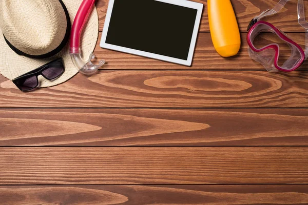 Acessórios de verão com tablet digital branco na mesa de madeira — Fotografia de Stock