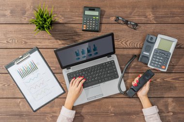 İş kadını ofiste çalışıyor.