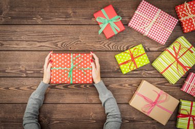 Noel hediyesi tutan eller