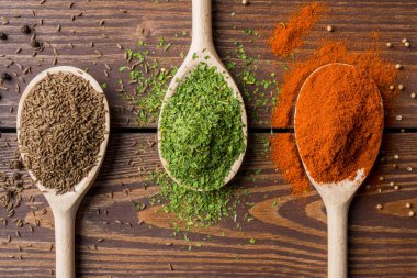 Aromatik otlar ve baharatlar ahşap masa üzerinde havai çekim