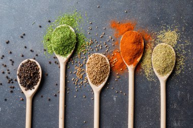 Otlar ve baharatlar gri taş masada