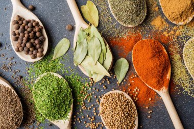 Otlar ve baharatlar gri taş masada