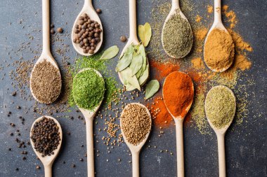 Otlar ve baharatlar gri taş masada