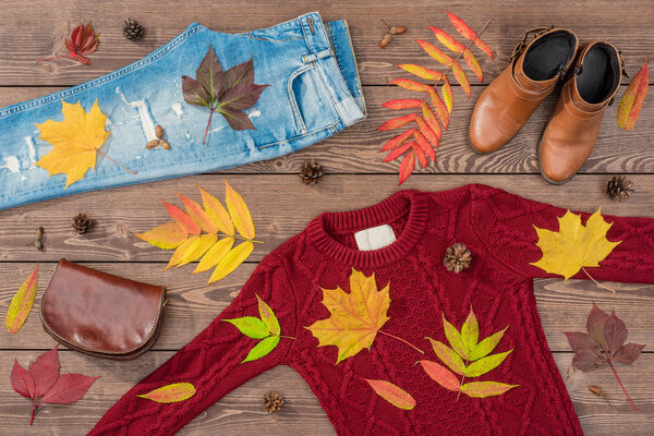 Женский осенний наряд на деревянном фоне
