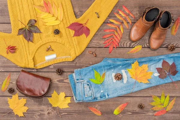Dámské podzimní oblečení na dřevěné pozadí — Stock fotografie