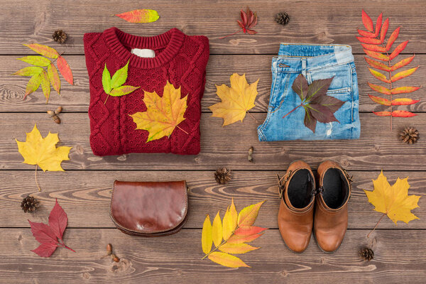 Женский осенний наряд на деревянном фоне
