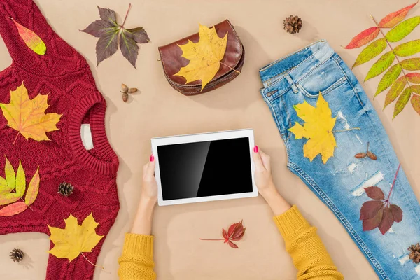 Concept d'achat en ligne avec les mains féminines à la recherche internet et vêtements d'automne chauds — Photo