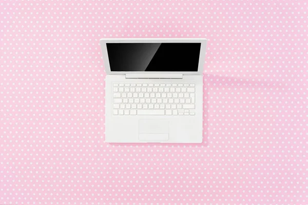 Nowoczesny laptop na różowym tle kropkowane — Zdjęcie stockowe