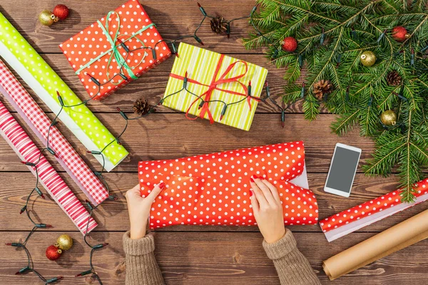 Preparações Natal Com Caixas Presente Papel Embrulho Árvore Mesa Madeira — Fotografia de Stock