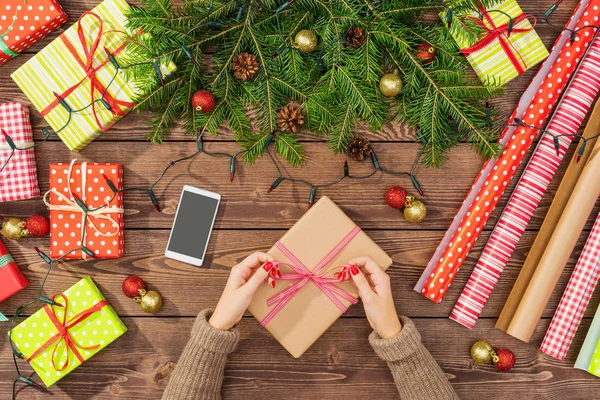 Preparações Natal Com Caixas Presente Papel Embrulho Árvore Mesa Madeira — Fotografia de Stock