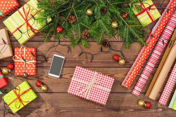 Preparações Natal Com Caixas Presente Papel Embrulho Árvore Mesa Madeira — Fotografia de Stock