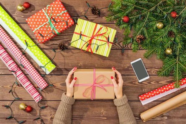 Preparações Natal Com Caixas Presente Papel Embrulho Árvore Mesa Madeira — Fotografia de Stock