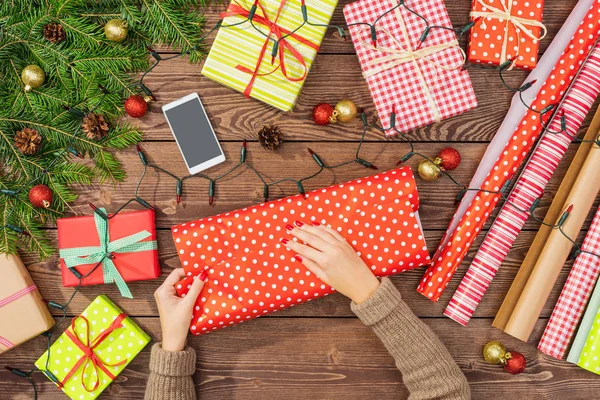 Preparações Natal Com Caixas Presente Papel Embrulho Árvore Mesa Madeira — Fotografia de Stock