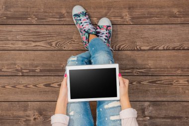 Beyaz tablet kullanan genç kız