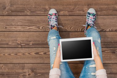 Beyaz tablet kullanan genç kız