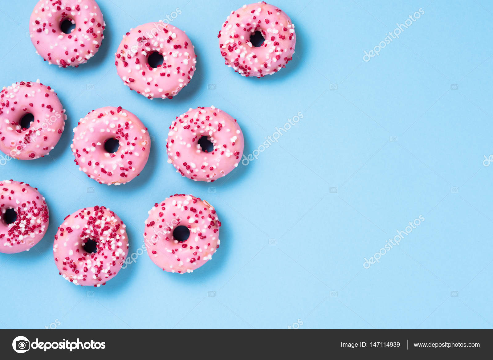 Donuts roses sur fond bleu image libre de droit par leszekczerwonka