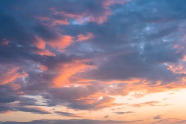 Güneş battıktan sonra renkli bulutlar